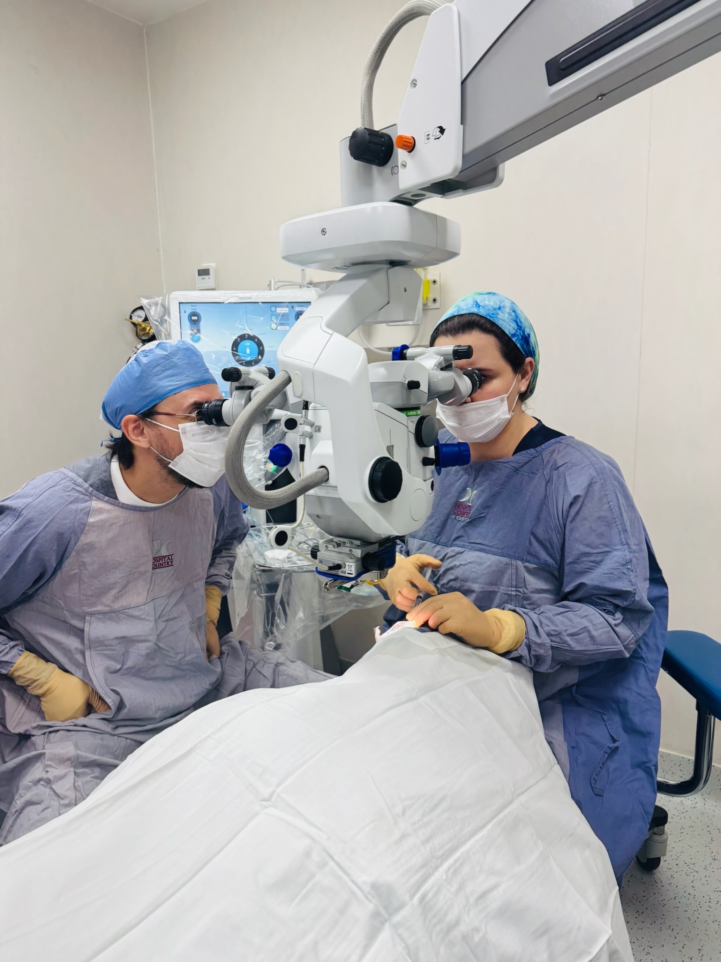 Dra. Laura Sáenz realizando una cirugía de catarata en quirófano